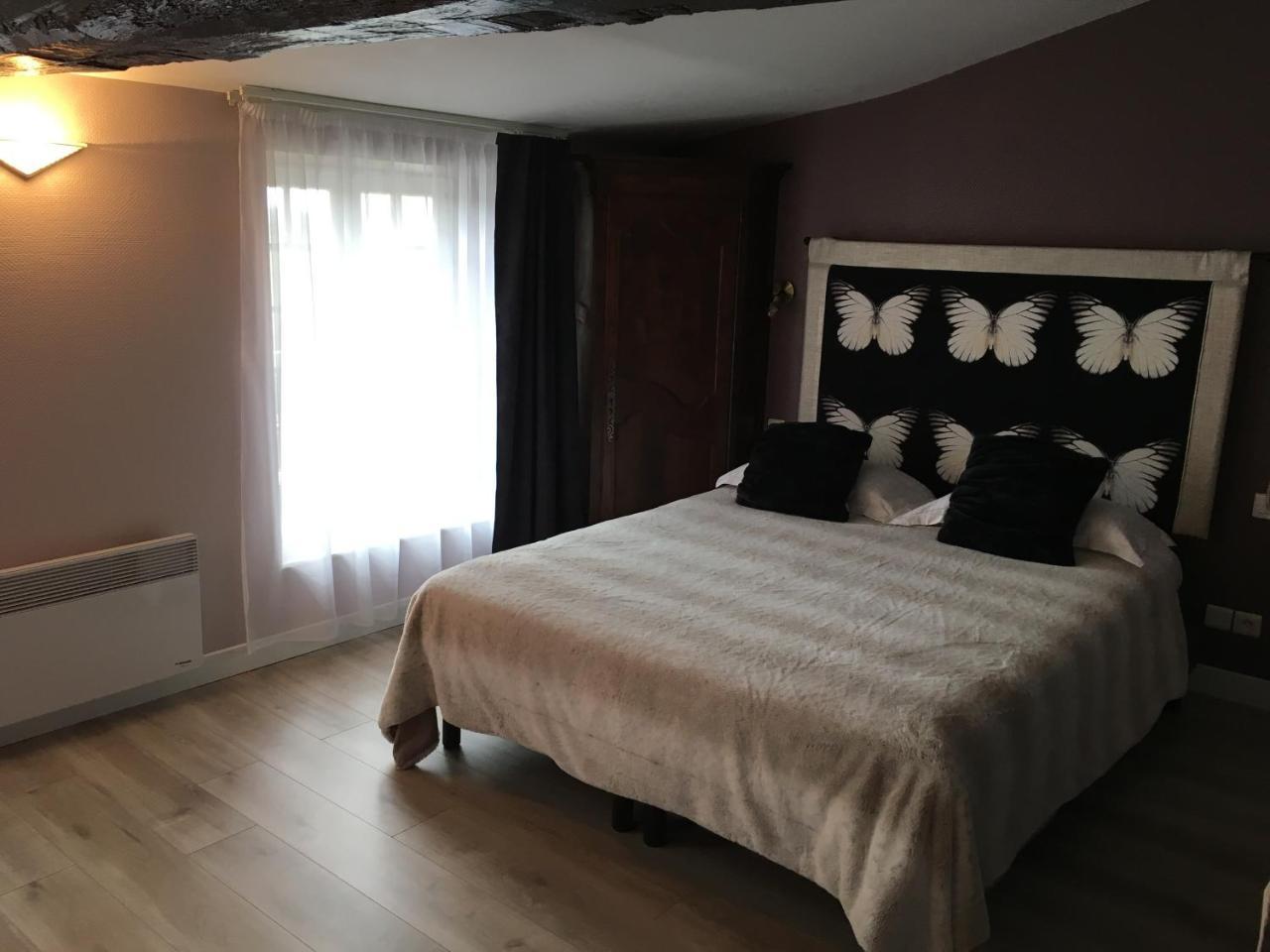 Logis Hotel Le Moulin De Chalons Le Gua  Экстерьер фото